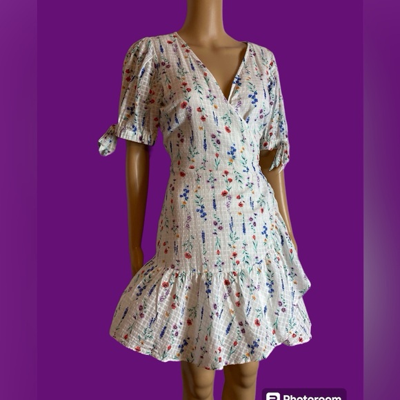 Lauren Conrad ruffled wrap dress size medium - Picture 2 of 9